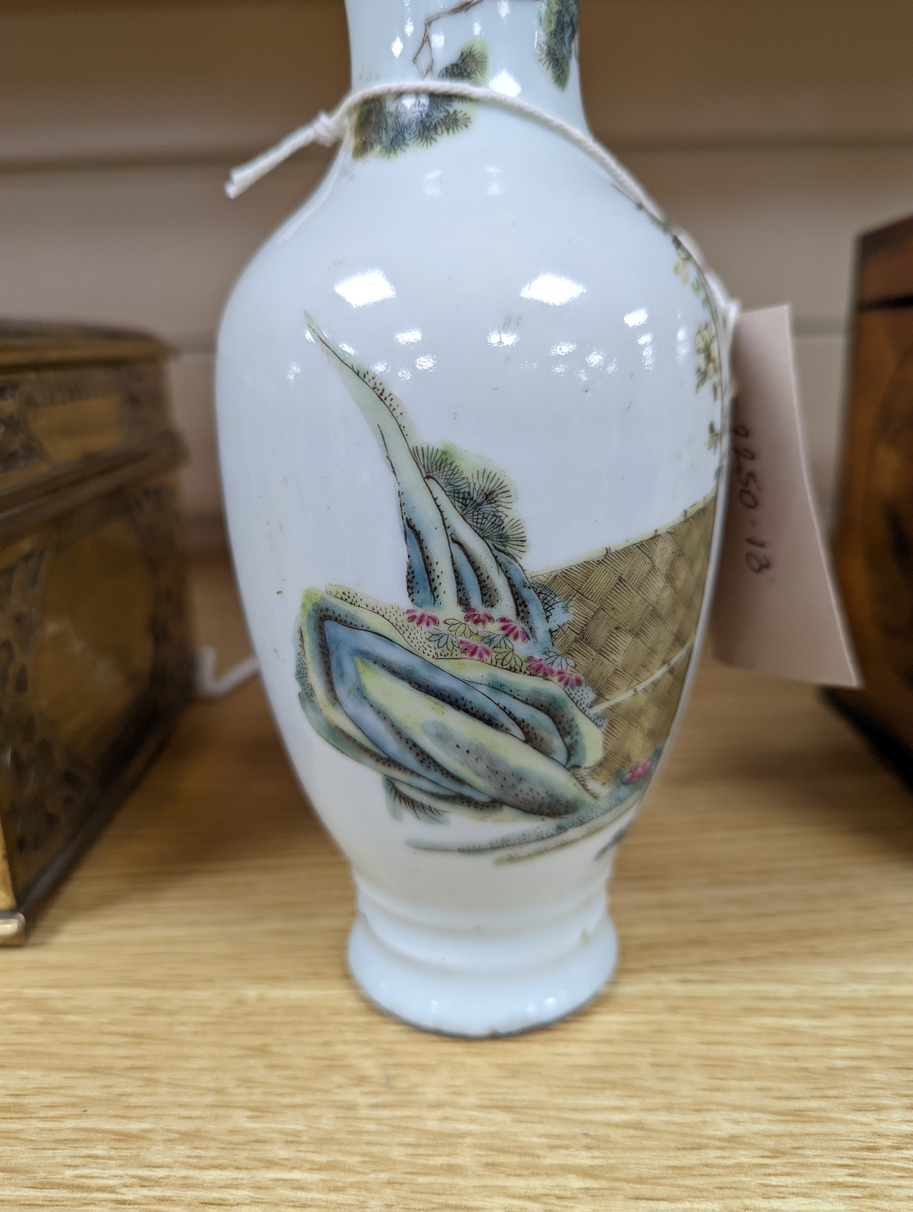 A Chinese famille rose vase, late Qing/ Republic, 20cm